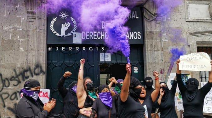 Feministische Aktivistinnen vor dem besetzten CNDH-Gebäude