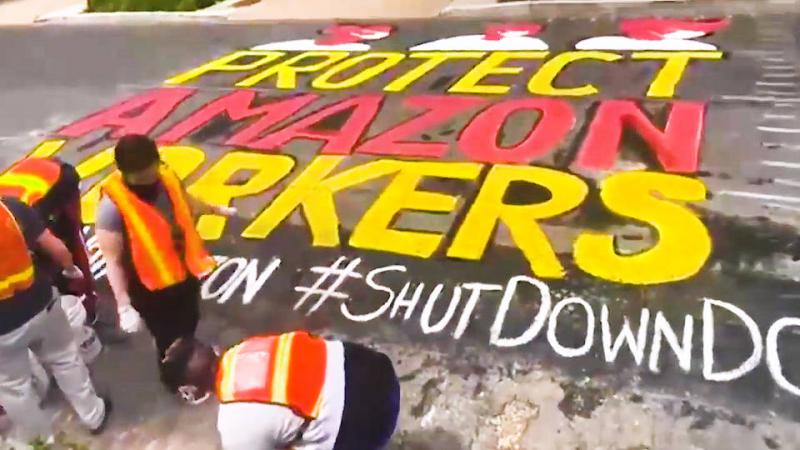 "Schützt Amazon-Arbeiter": Aktion vor einem Anwesen des Amazon CEO Jeff Bezos in Washington. Die Streiks in den USA nehmen zu