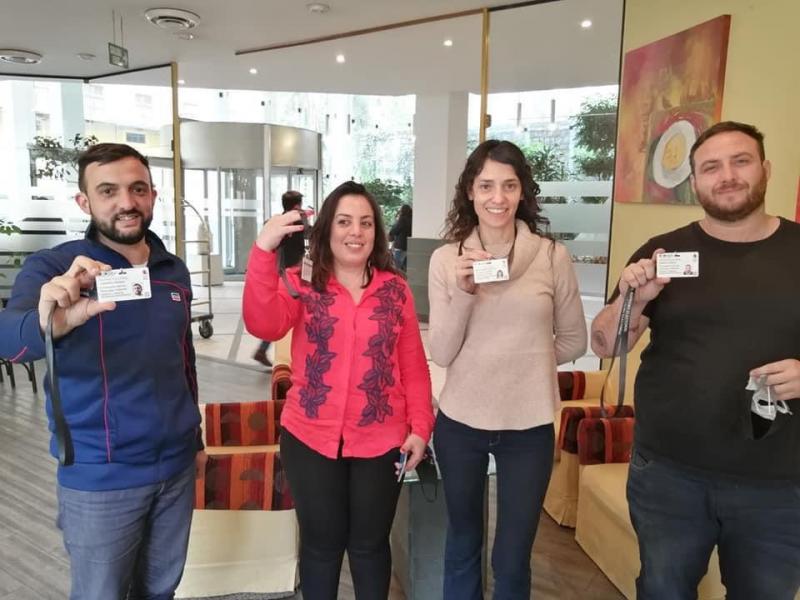 Die vier argentinischen Abgeordneten, die Teil einer Wahlbeobachtermission sind, zeigen ihre offiziellen Akkreditierungen