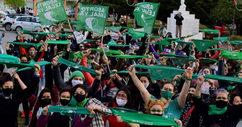 Kundgebung in Ushuaia am Mittwoch. Die massiven Mobilisierungen der Frauenbewegung seit Jahren haben das Gesetzgebungsverfahren in Gang gebracht