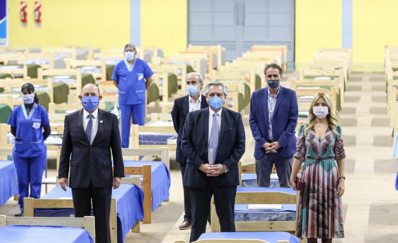 Präsident Fernández beim Besuch eines Krankenhauses in der Provinz Formosa, das sich auf die Behandlung von Covid-19-Patienten vorbereitet (vorn Mitte)