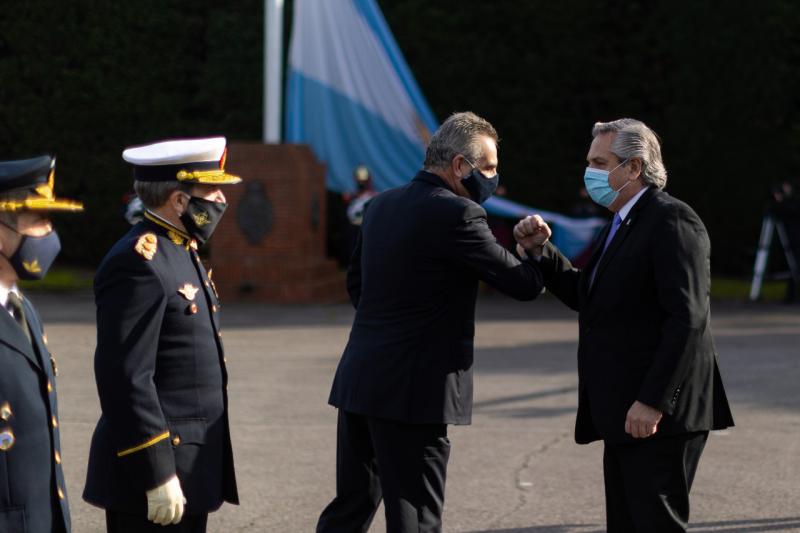 Argentinens Präsident Fernández (rechts), Verteidigungsminister Rossi (links) und Oberkommandierende der Streitkräfte am 10.Juli, Tag der Unabhängigkeit