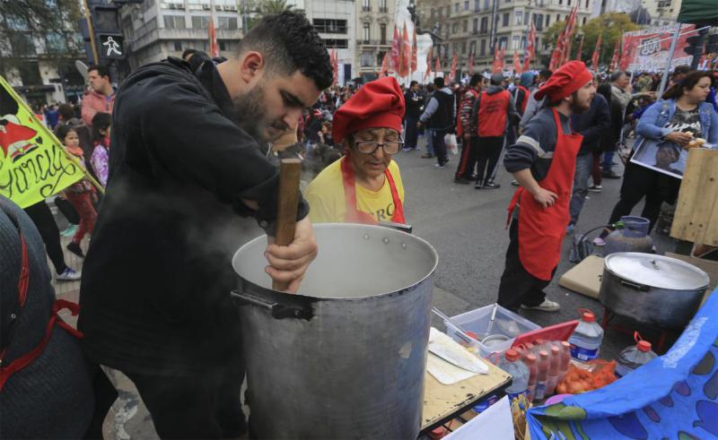 Selbsthilfe gegen die zunehmende Not in Zeiten von Corona: In ganz Argentinien organisieren Gewerkschaften Suppenküchen