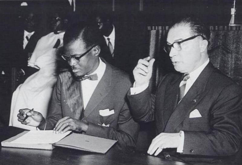 Am 30. Juni 1960 unterzeichnete Lumumba das Dokument für die Unabhängigkeit des Kongo. Am 17. Januar 1961 wurde er unter belgischem Kommando erschossen (Rechts im Bild Belgiens Premierminister Gaston Eyskens)