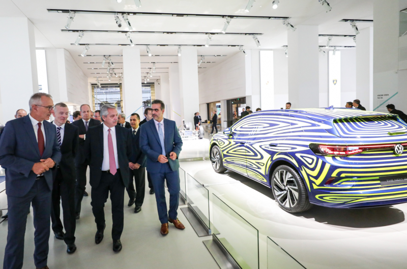 Argentiniens Präsident Fernández in einem Showroom von Volkswagen in Berlin