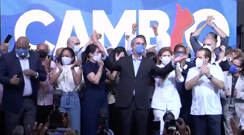 Luis Abinader (in der Mitte mit erhobenen Armen) lässt sich am Wahlabend als Sieger und neuer Präsident feiern