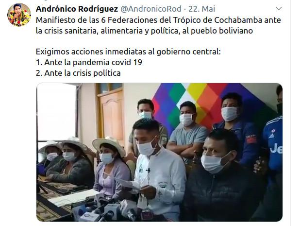 Andrónico Rodríguez trägt die Forderungen der Kokabauern-Gewerkschaften bei einer Pressekonferenz vor