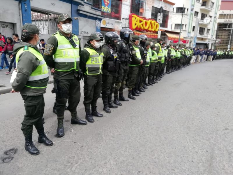 Die Putsch-Regierung in Bolivien setzt Polizei und Militär ein, um die Quarantäne zu kontrollieren