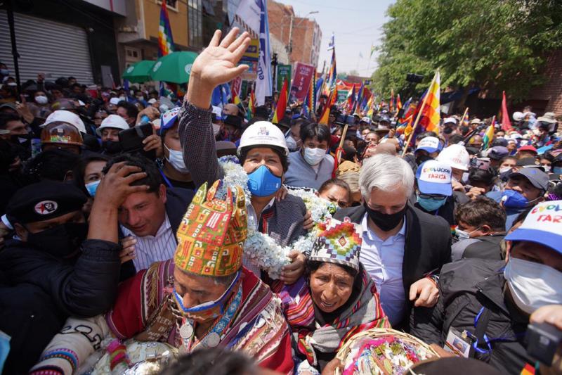 Begeisterter Empfang für Evo Morales in Bolivien. Rechts neben ihm der ehemalige Vizepräsident Álvaro Garcia Línera