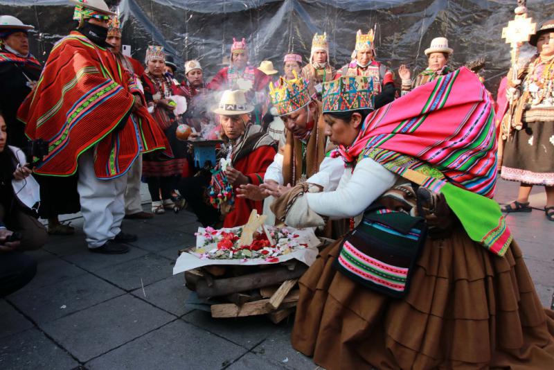 Vertreter indigener Gemeinschaften brachten auf dem Hauptplatz von La Paz vor der Amtseinführung "Mutter Erde" Opfer dar und baten um Schutz für Arce
