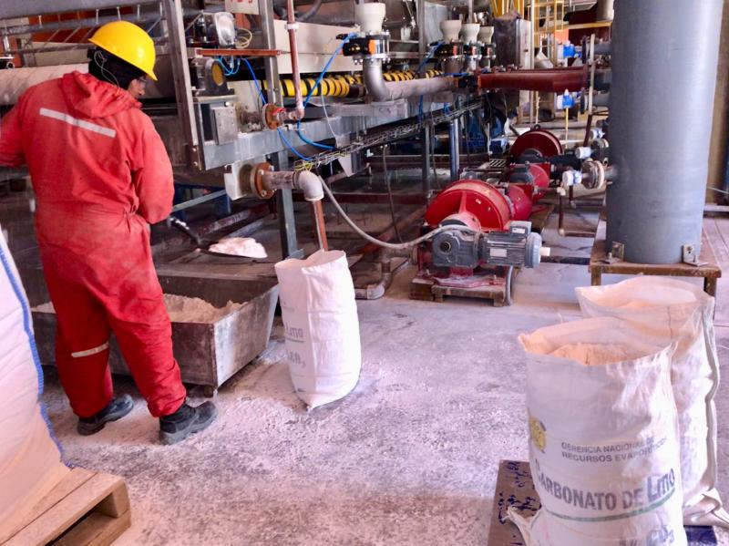 Lithium-Karbonat wird in der Pilotanlage in Llipi, Bolivien abgefüllt