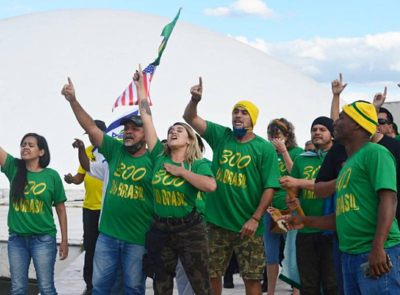 Mit US-Fahne und Waffen: Anhänger der rechtsextremen Gruppe 300 do Brasil