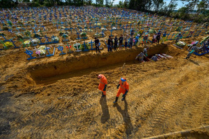 Massengrab auf dem Friedhof Nossa Senhora Aparecida in Manaus, Brasilien. Dort werden seit Ausbruch der Corona-Pandemie täglich hundert Menschen begraben. Zuvor waren es rund 30