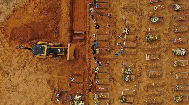 Massengrab in der Amazonasmetropole Manaus, die besonders von der Covid-Pandemie betroffen ist