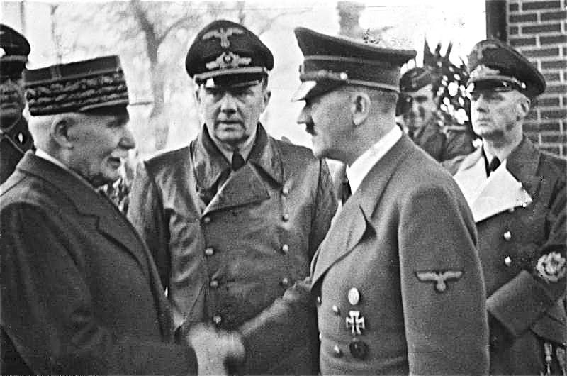 Adolf Hitler begrüßt Frankreichs Staatschef Marschall Henry Philippe Petain am 24. Oktober 1940 in Montoire-sur-le-Loir. Rechts Reichsaußenminister Joachim von Ribbentrop