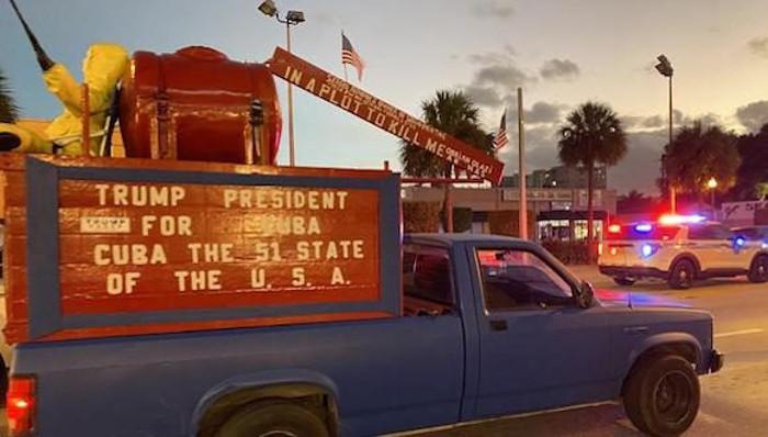 Wahlkampf für Trump in Florida. Durch Miami fuhr dieser Lieferwagen. Auf dem Schild wird gefordert, Kuba zum 51. Bundesstaat der USA zu machen