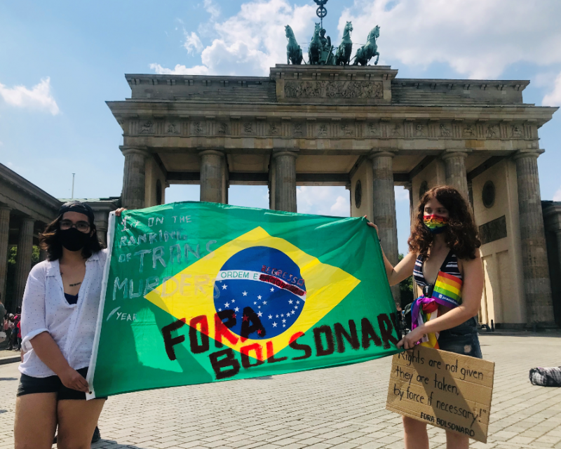 Sonntag war weltweiter Protesttag gegen Bolsonaro. Hier am Brandenburger Tor "Weg mit Bolsonaro".