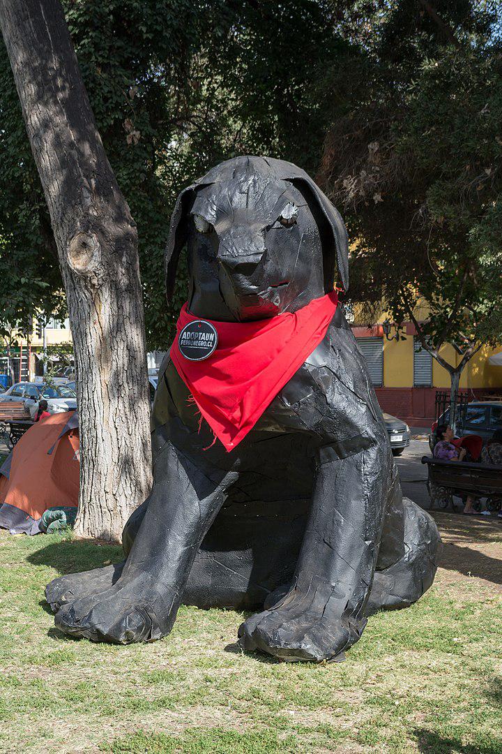 Symbol des Widerstands: Skulptur des Negro Matapacos, Plaza Brasil, Santiago