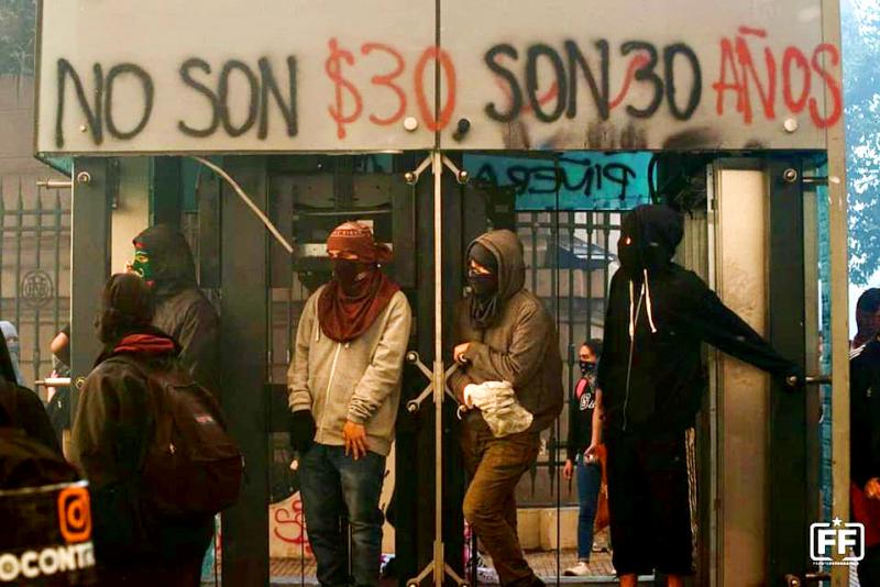 Zentrales Motto zu Beginn des Aufstands: "Es sind nicht 30 Pesos, es sind 30 Jahre“