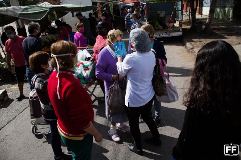 Mitglieder des Notfallkomitees der Volksversammlung Metro La Granja informieren über Corona, verteilen Mundschutz und geben medizinischen Rat. Ein Beispiel von vielen in Chile