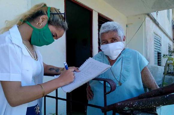 Ältere Menschen werden in Kuba angesichts der Corona-Pandemie von den Familienärzten in ihren Vierteln engmaschig betreut