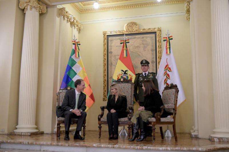 Der deutsche Botschafter in Bolivien, Stefan Duppel, pflegte gestern seine diplomatischen Beziehungen mit der De-facto-Präsidentin Áñez