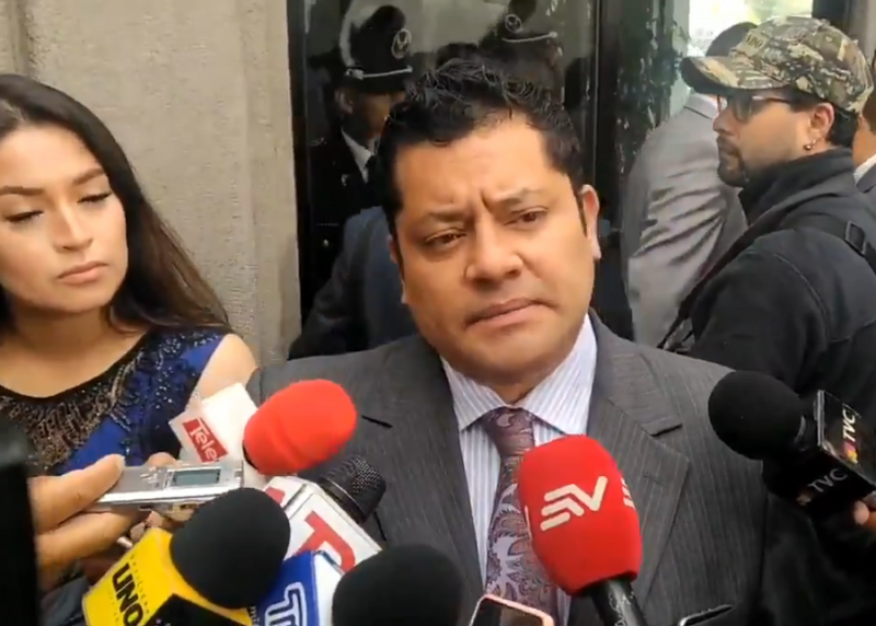 Rafael Correas Anwalt Fausto Jarrin informiert die Medien am ersten Prozesstag über die Hintergründe des Verfahrens (Screenshot)
