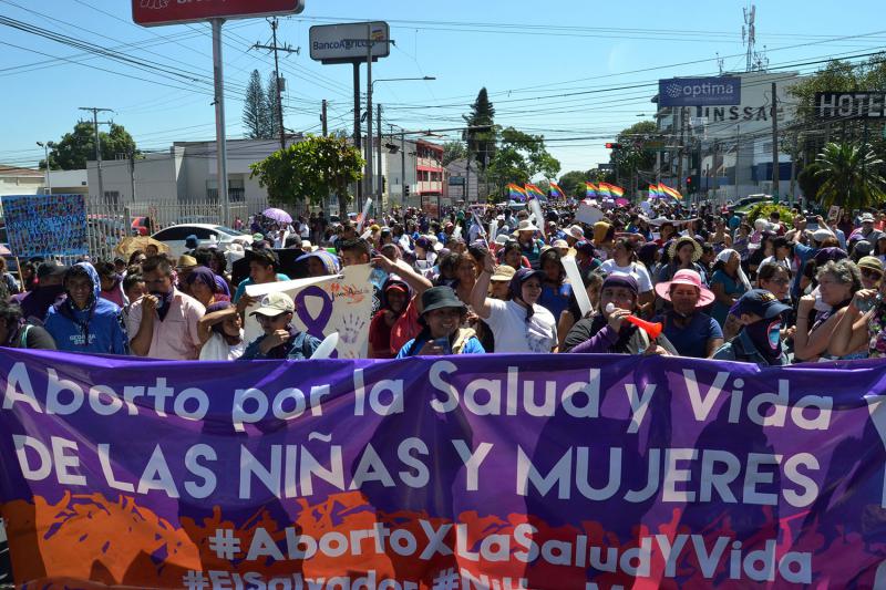 Seit Jahren gehen Frauen in El Salvador für das Recht auf legalen Schwangerschaftsabbruch auf die Straße