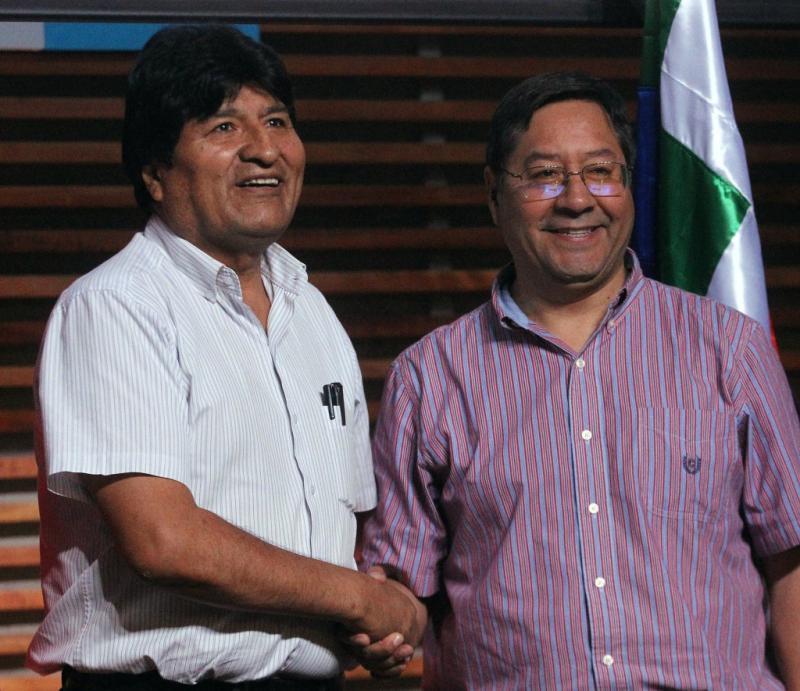 Luis Arce (rechts), hier mit Evo Morales, ist aussichtsreicher Kandidat zu den kommenden Präsidentschaftswahlen in Bolivien.
