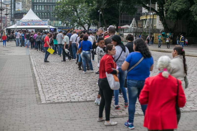 Lange Schlange von Arbeitslosen in Brasilien. Die Anzahl wird in 2021 weiter steigen.