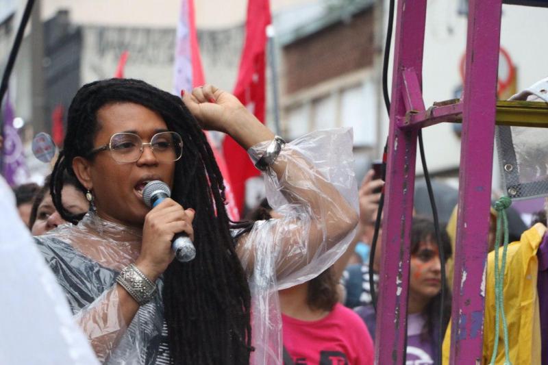 Demonstrantin in Brasilien am Internationalen Frauentag