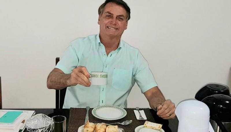 Am Morgen nach der Bekanntgabe seiner Covid-19-Infektion trank Bolsonaro gut gelaunt Kaffee, anschließend verhinderte er gesetzliche Corona-Hilfen für Indigene