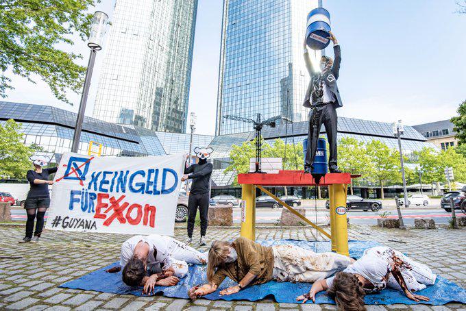 Die Frankfurter Klimagerechtigkeitsgruppe Koala Kollektiv bei der Protestaktion vor der Deutschen Bank in Frankfurt am Main diese Woche