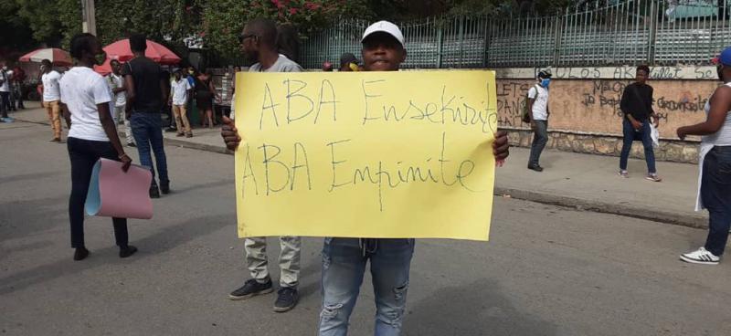 Ein Student protestiert nach dem Mord an Dorval gegen Unsicherheit und Straflosigkeit. Foto: AlterPresse