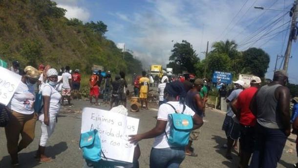 Angehörige der Garífuna-Gemeinde von Triunfo de la Cruz protestieren mit Straßensperren gegen die Entführungen