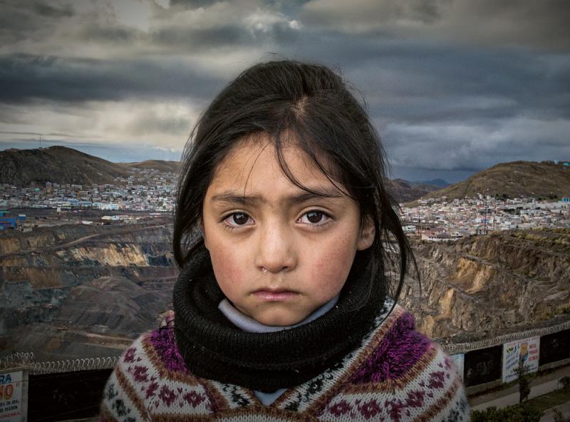 Kampagnenbild der Konzernverantwortungsinitiative. Gerade Kinder leiden in Cerro de Pasco unter den Umweltfolgen der Zinkmine von Glencor