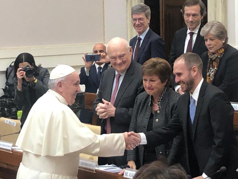 Vielleicht braucht man in Argentinien und beim IWF nach den jüngsten Ankündigungen doch keinen päpstlichen Beistand mehr (hier IWF-Chefin Georgieva und Wirtschaftsminister Guzmán mit Papst Franziskus)