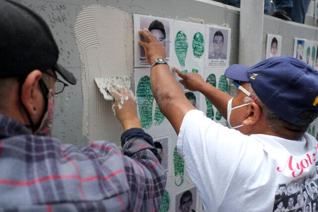 Porträts und Schuhabdrücke der 43 Lehramtsstudenten an der "Mauer der Erinnerung"