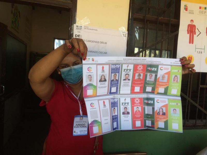 Eine Wahlhelferin zeigt einen Stimmzettel in einem Wahllokal in El Fuerte, Santa Cruz