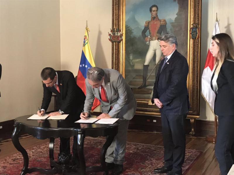 Der Präsident des IFRC, Francesco Rocca, unterzeichnet gemeinsam mit dem venezolanischen Außenminister, Jorge Arreaza, das neue Abkommen