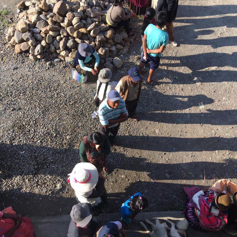 Schlange vor einem Wahllokal in Mururata, Nor Yungas