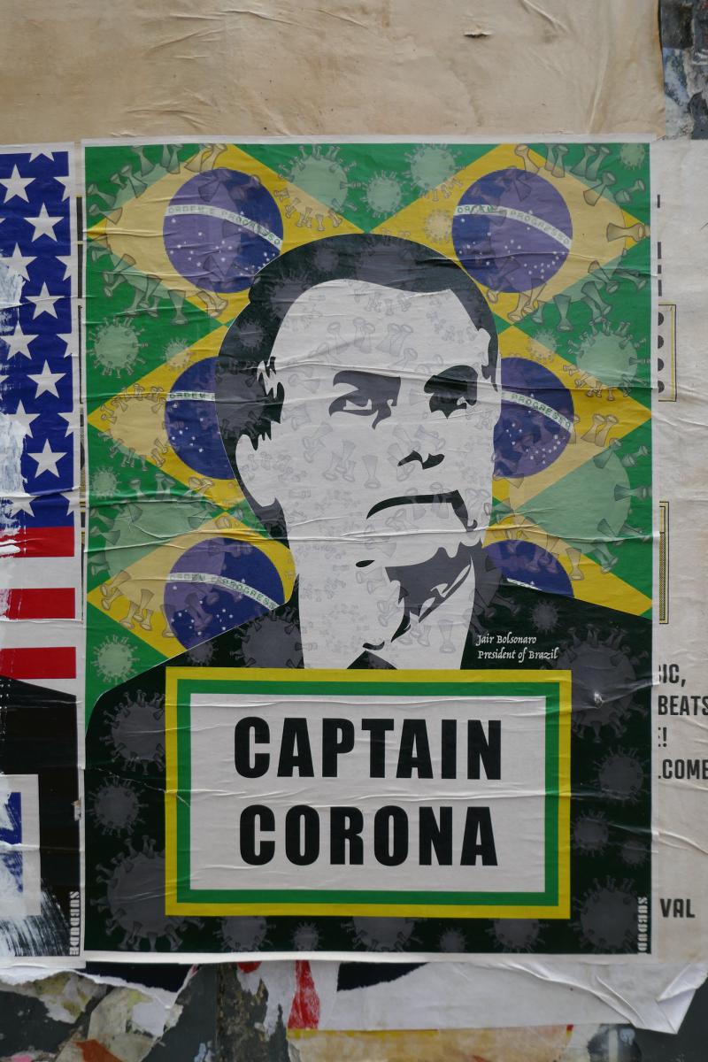 Brasiliens Präsident als "Captain Corona" auf einem Plakat