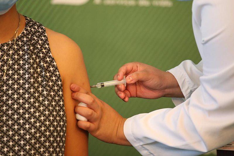 In Argentinien erhalten einige Menschen zurzeit ihre dritte Impfdosis von Astra-Zeneca