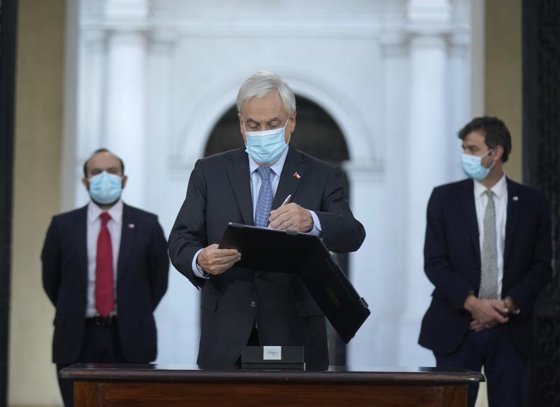 Piñera unterschreibt Gesetzestext