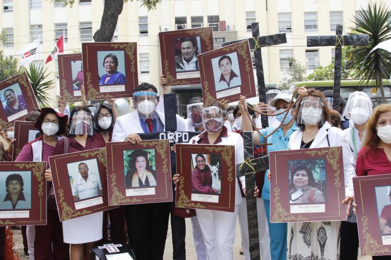 Das peruanisches Medizinpersonal arbeitet am Limit. Viele Gesundheitsarbeiter:innen sind bereits am Coronavirus verstorben
