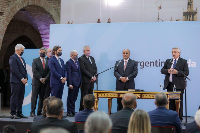 Präsident Fernández (rechts) bei der Vereidigung der neuen Minister am Montag. Links neben ihm der neue Kabinettschef Juan Manzur
