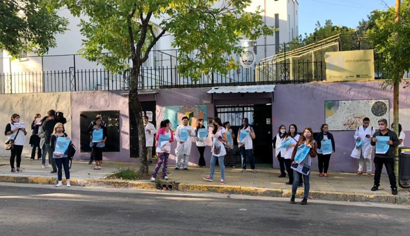 Kundgebung während des Streiks vor den Toren einer Vorschule in Buenos Aires