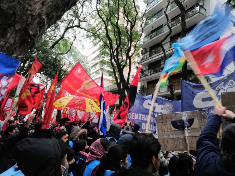 Nicht nur soziale Bewegungen in Lateinamerika (hier in Buenos Aires vor der kubanischen Botschaft) solidarisieren sich mit Kubas Bevölkerung und Regierung, sondern auch führende Politiker und Politikerinnen