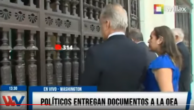 Fujimori-Delegation vor den verschlossenen Türen des OAS-Sitzes in Washington (Screenshot)