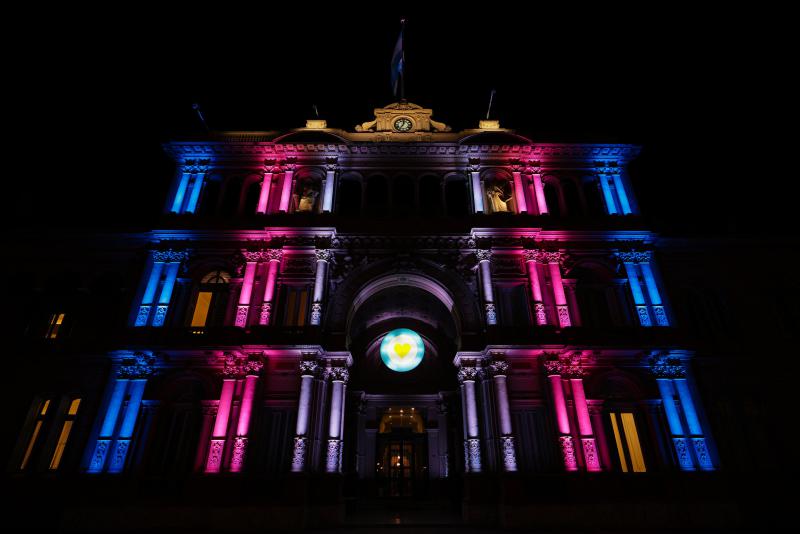 Präsidentenpalast "Casa Rosada" erscheint in den Farben der Transgender-Pride-Flagge